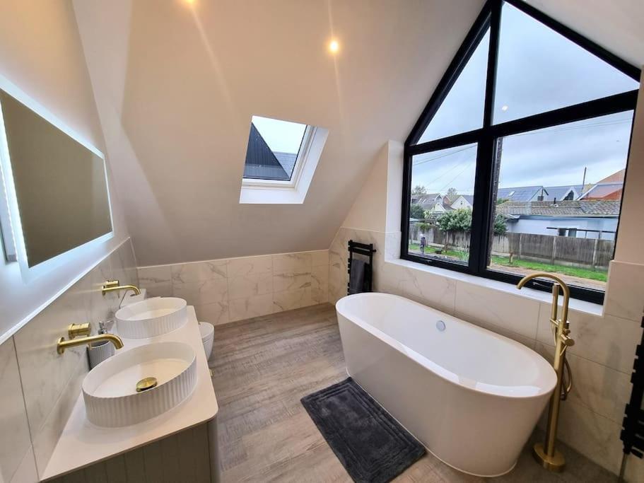 Brand New, Stunning Beachside House Seasalter Luaran gambar